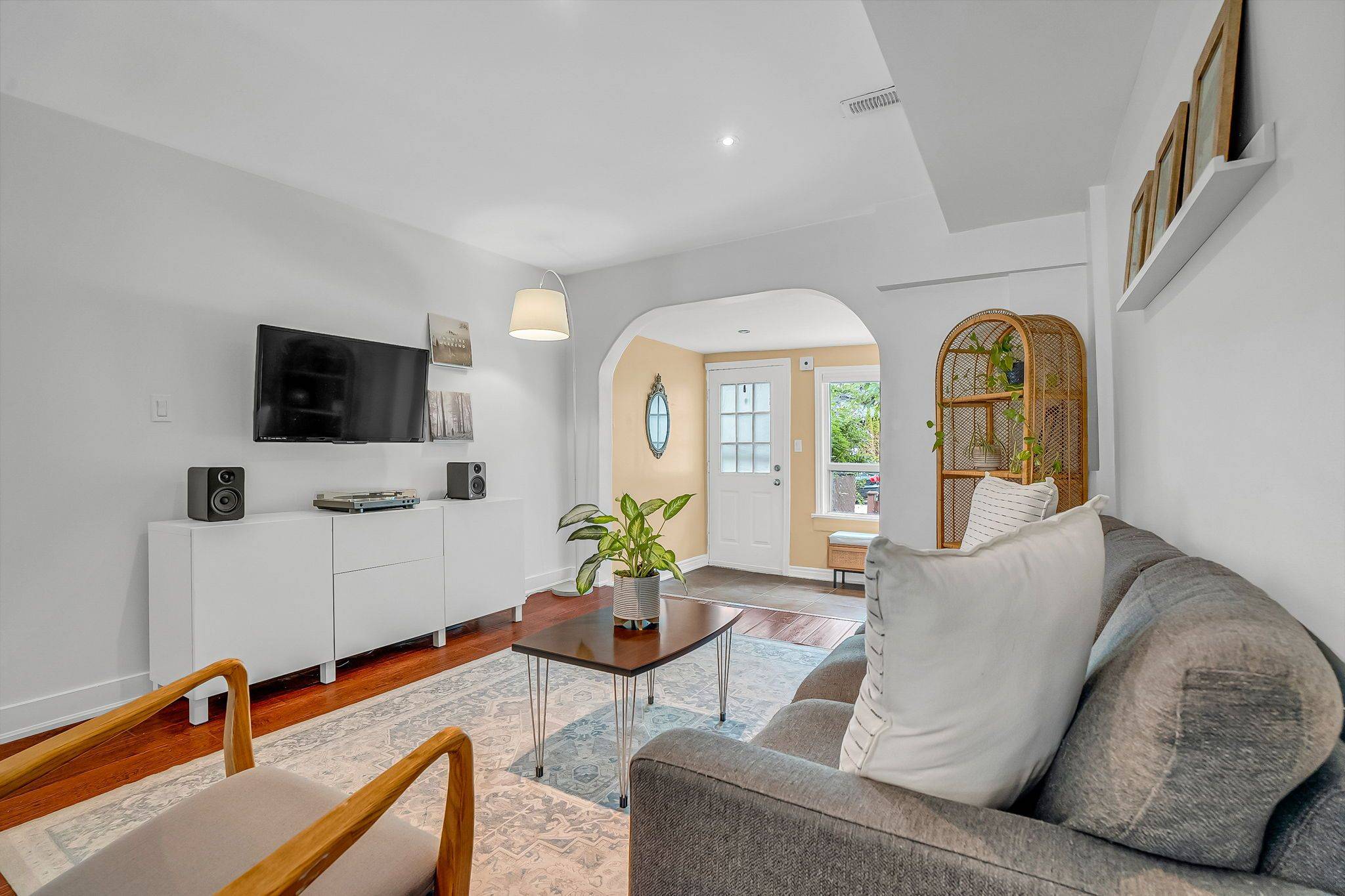 Toronto W06, ON M8V 3A7,240 Sixth ST