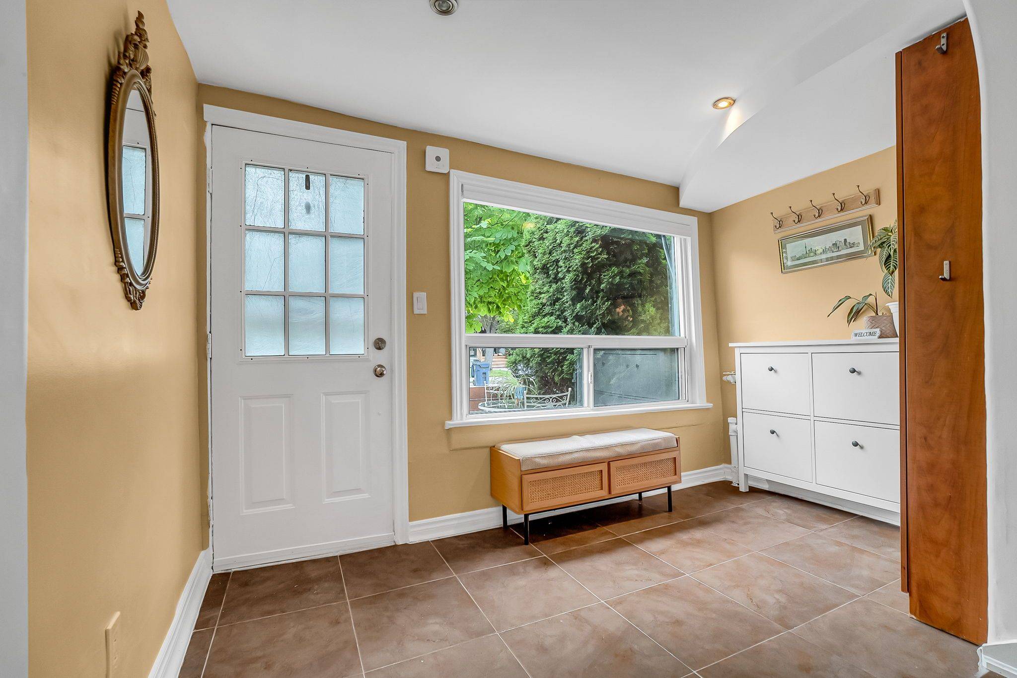 Toronto W06, ON M8V 3A7,240 Sixth ST