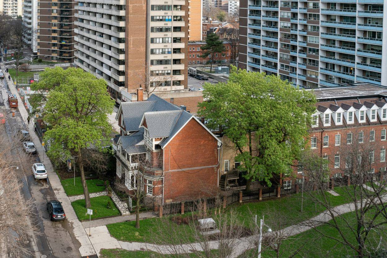 Toronto C08, ON M4Y 1M7,17 Isabella ST #1