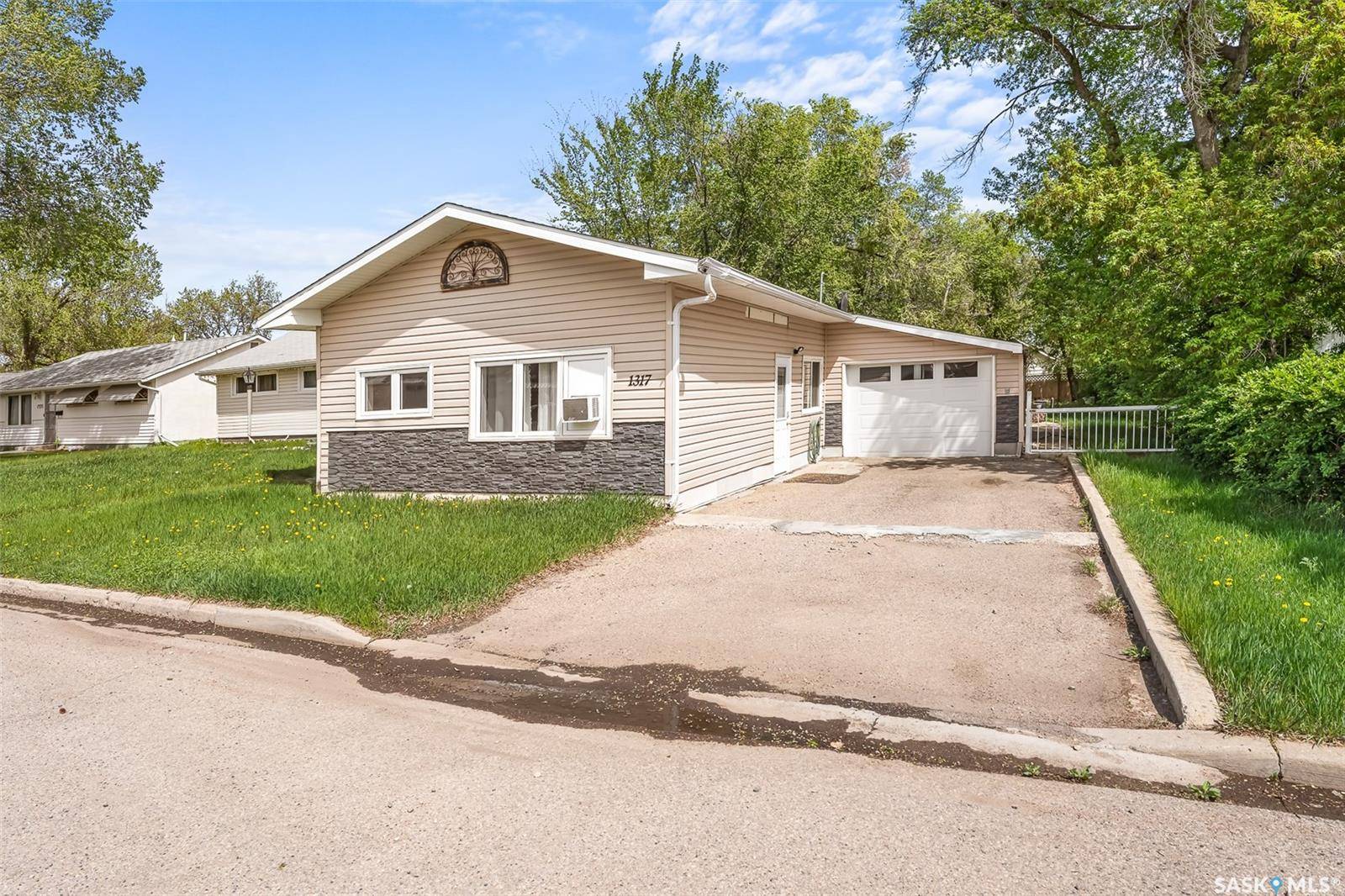 Moose Jaw, SK S6H 4B9,1317 Connaught AVENUE