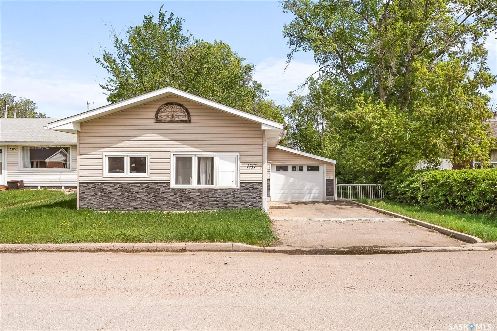 Moose Jaw, SK S6H 4B9,1317 Connaught AVENUE