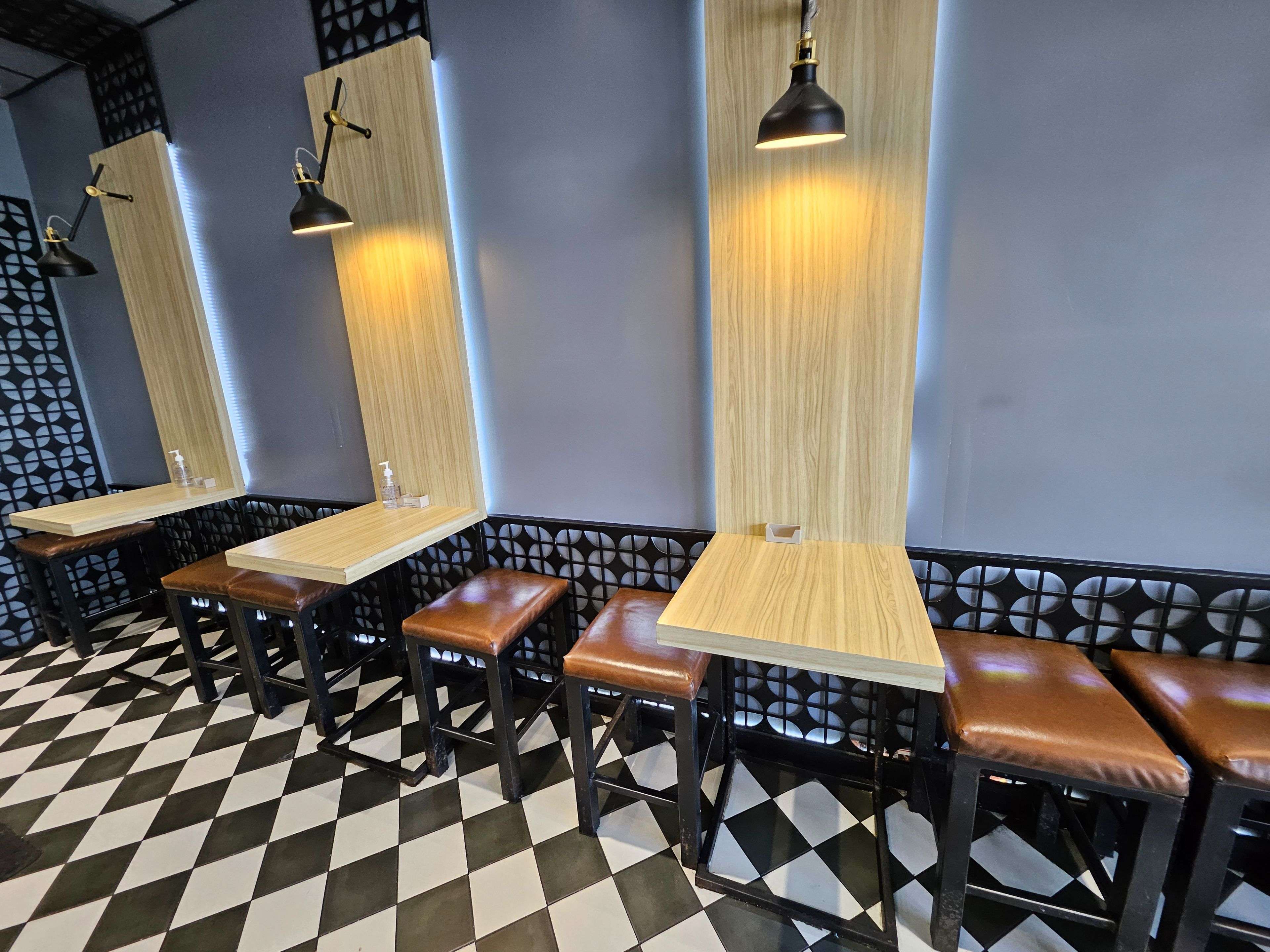 Mississauga, ON L5A 3Y1,377 Burnhamthorpe RD E #4