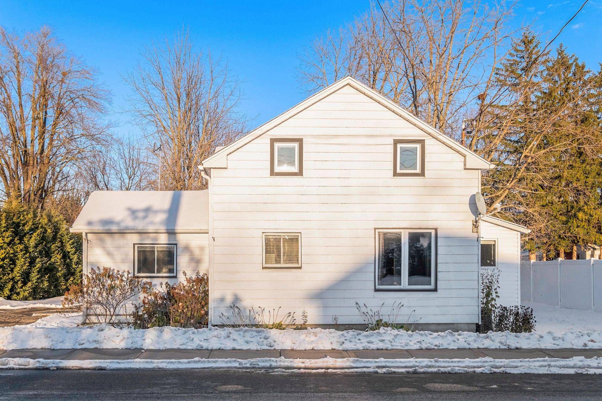 North Dundas, ON K0C 1H0,53 Main ST N