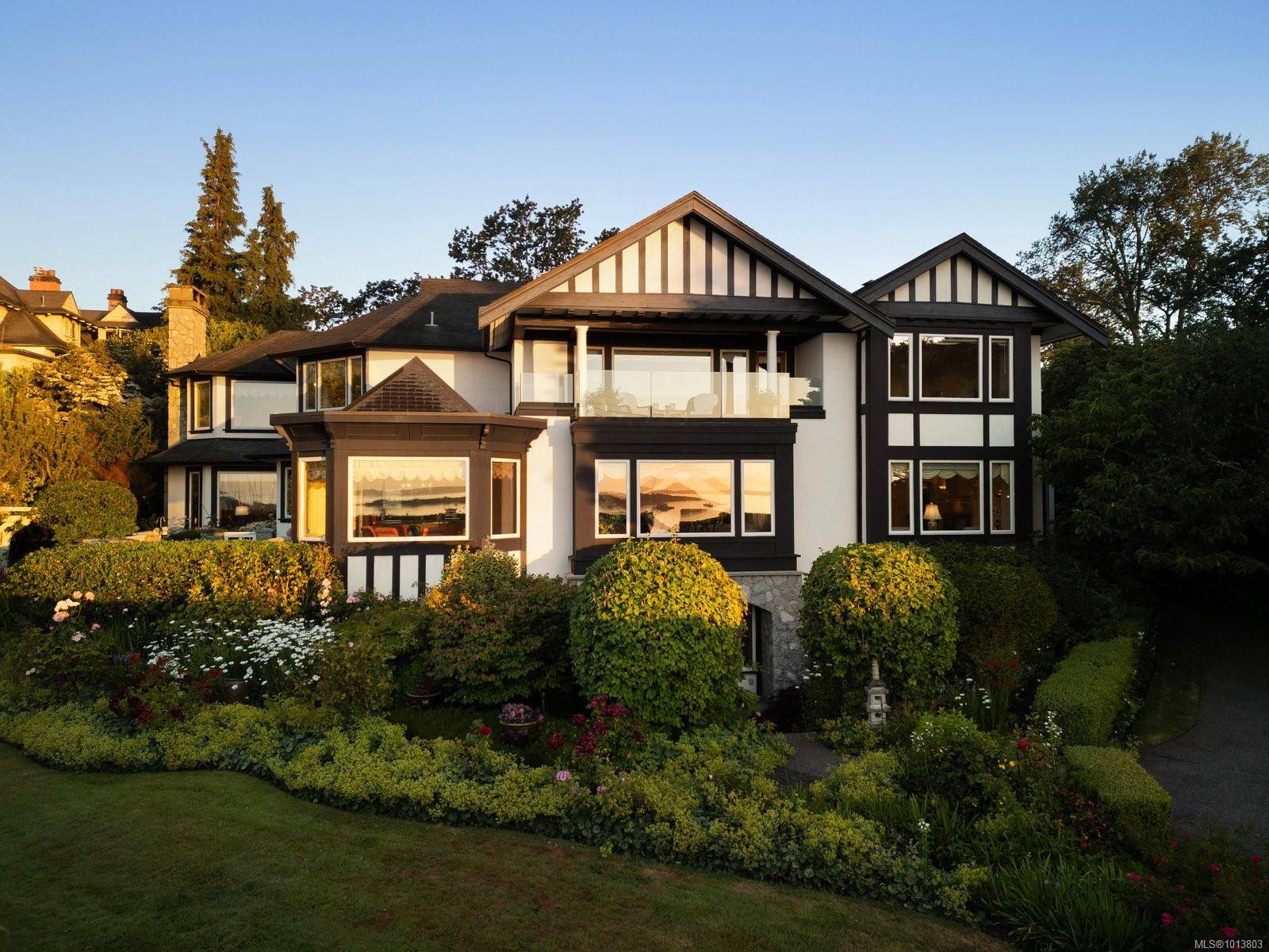 Oak Bay, BC V8R 6H8,1580 Beach Dr