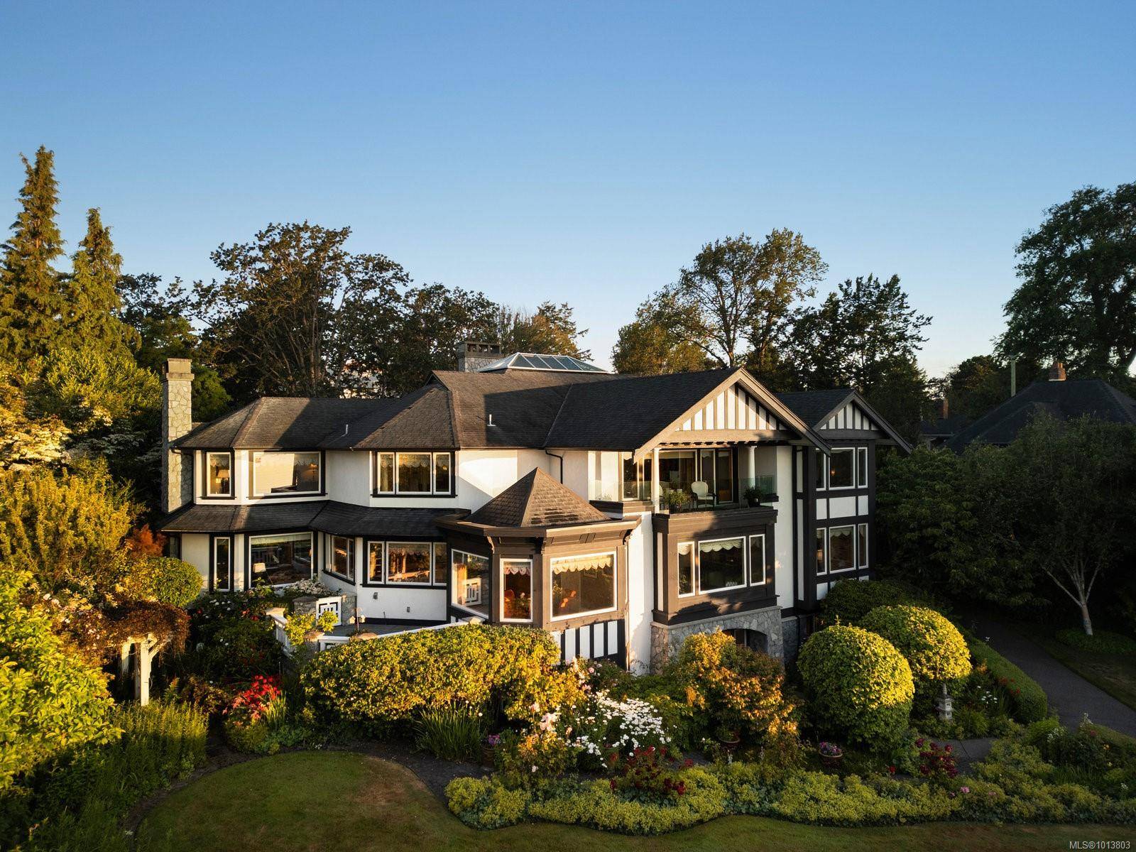 Oak Bay, BC V8R 6H8,1580 Beach Dr