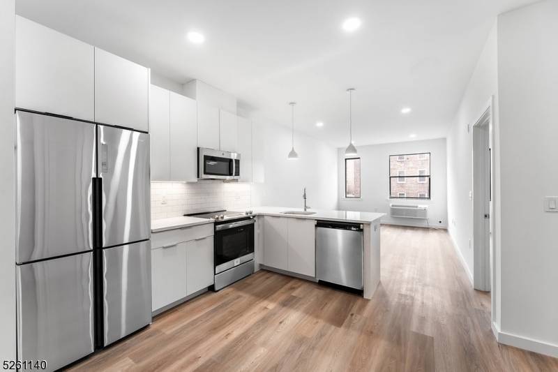 East Orange City, NJ 07018,25 Freeway Dr #309