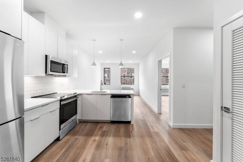 East Orange City, NJ 07018,25 Freeway Dr #309