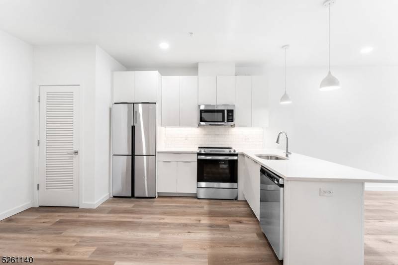 East Orange City, NJ 07018,25 Freeway Dr #309