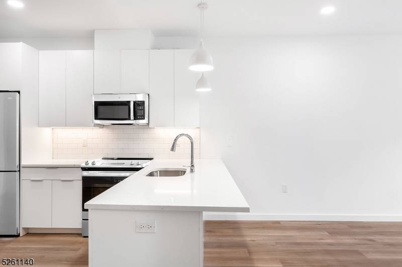 East Orange City, NJ 07018,25 Freeway Dr #309