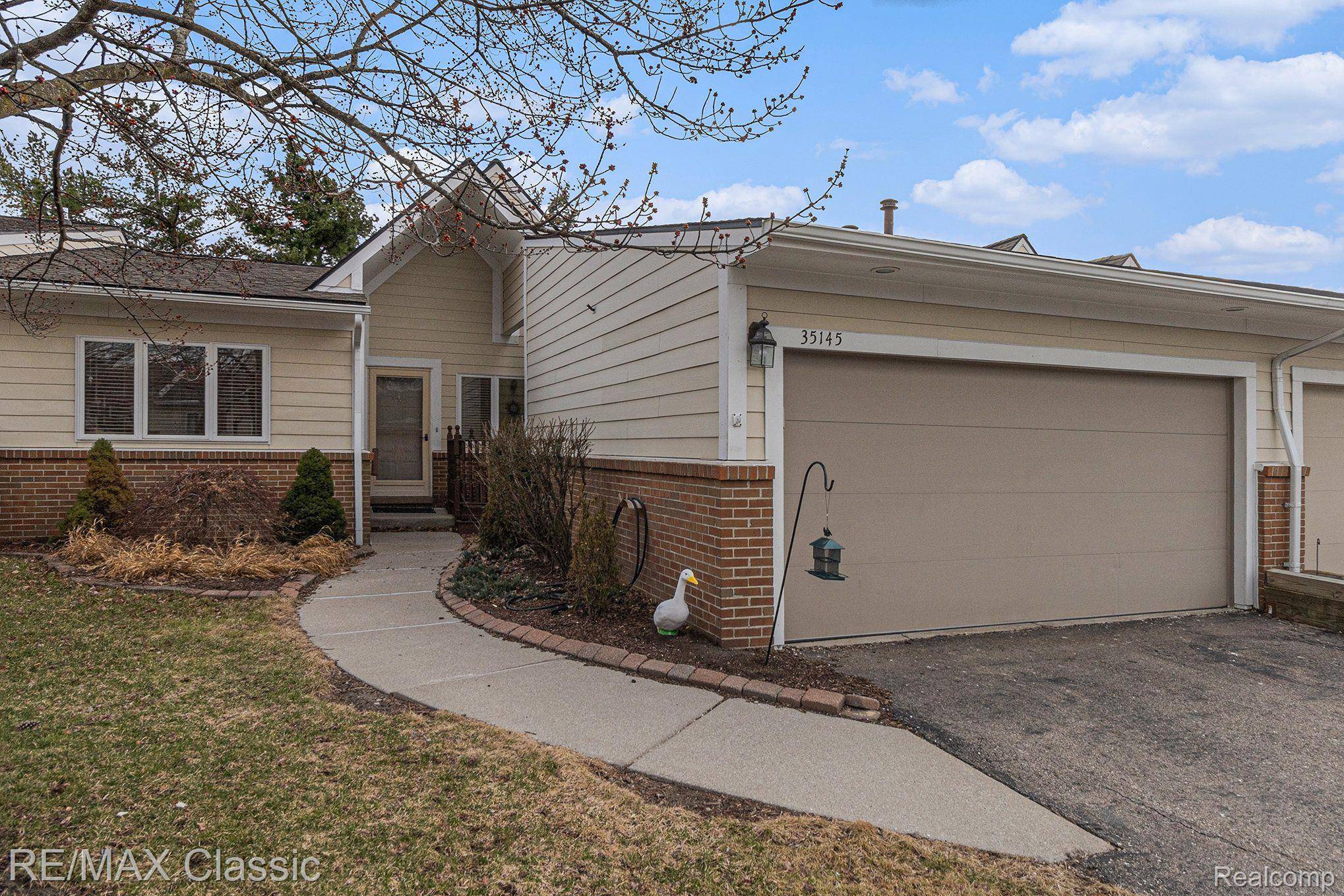 Farmington Hills, MI 48335,35145 Hillside DR