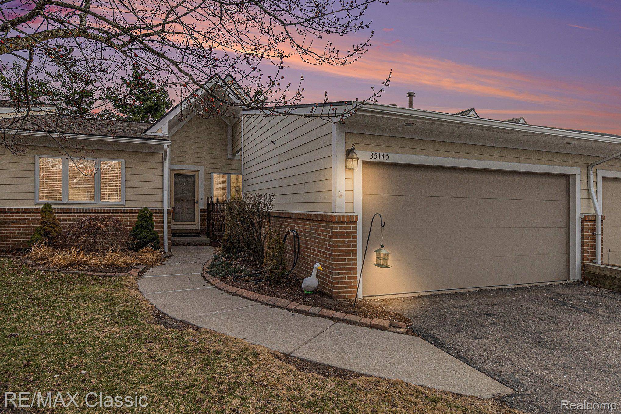 Farmington Hills, MI 48335,35145 Hillside DR