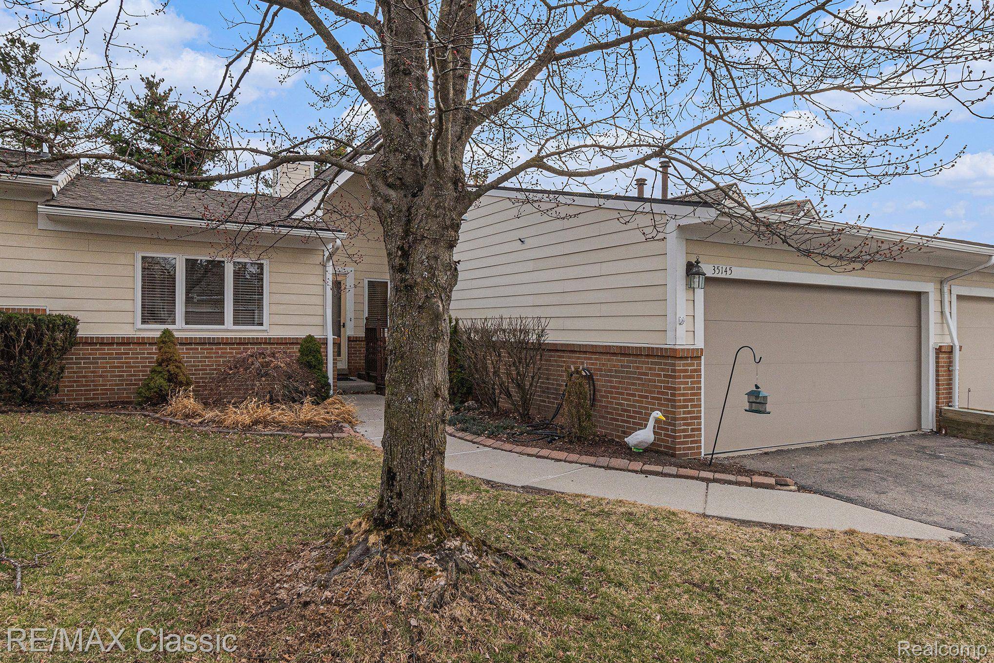 Farmington Hills, MI 48335,35145 Hillside DR