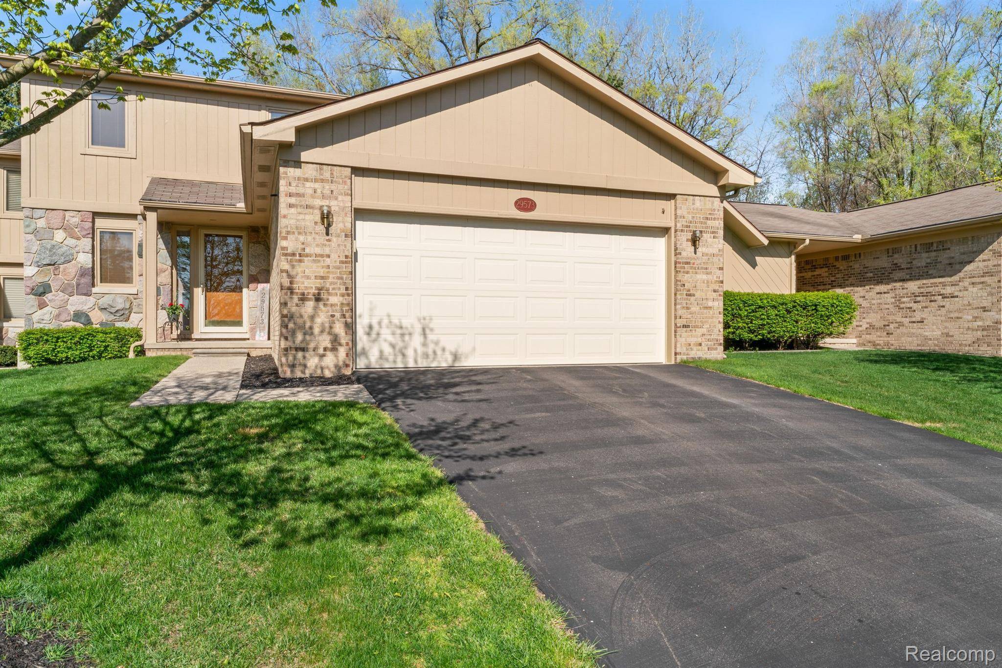 29573 Sylvan LN #17, Farmington Hills, MI 48334
