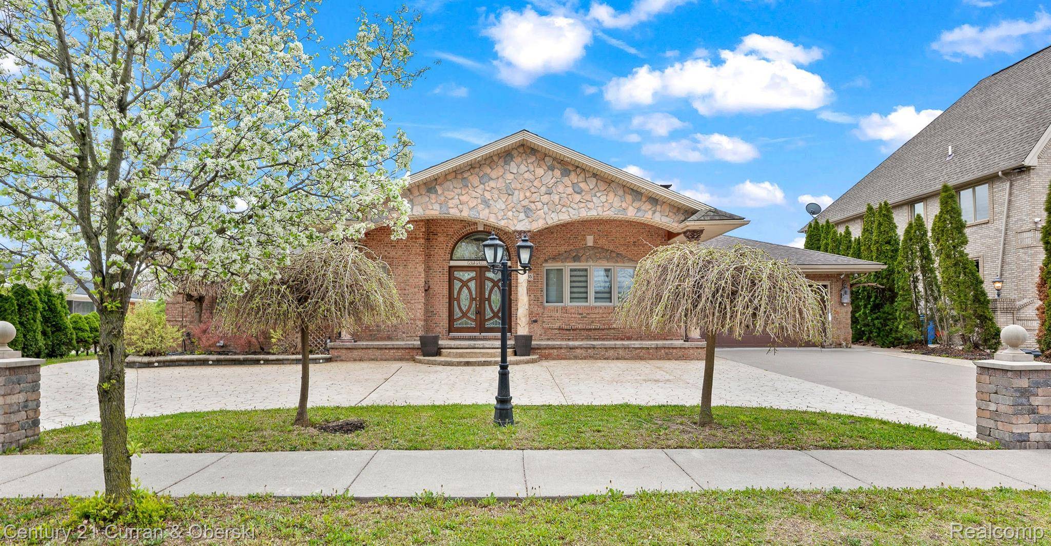 Dearborn Heights, MI 48127,21335 HICKORYWOOD