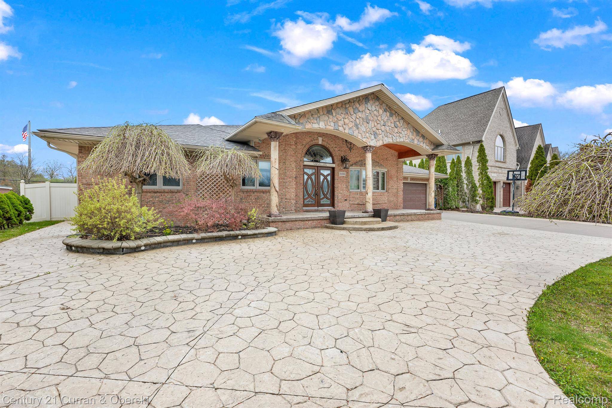 Dearborn Heights, MI 48127,21335 HICKORYWOOD