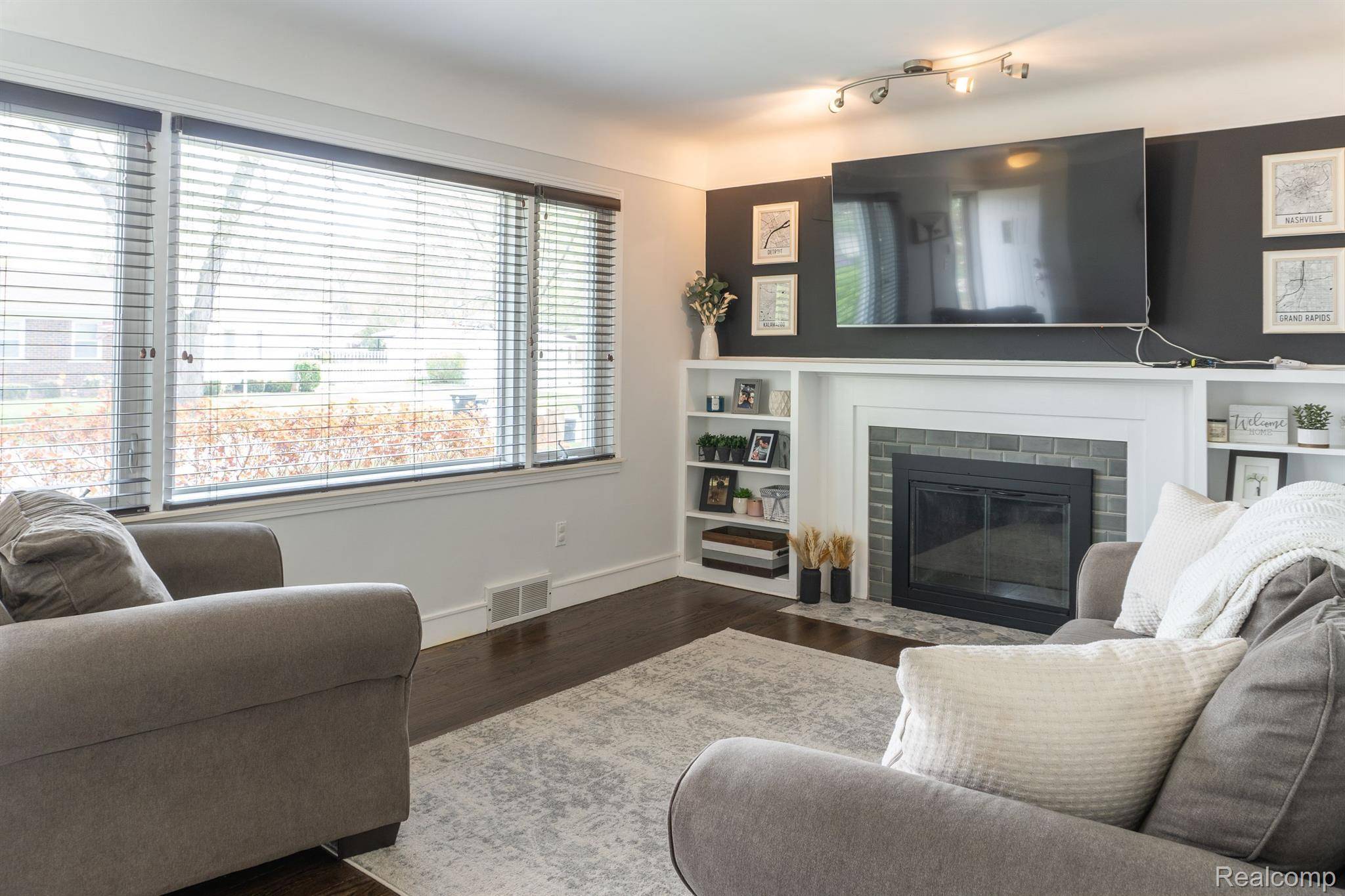 Livonia, MI 48150,9611 ROSELAND ST