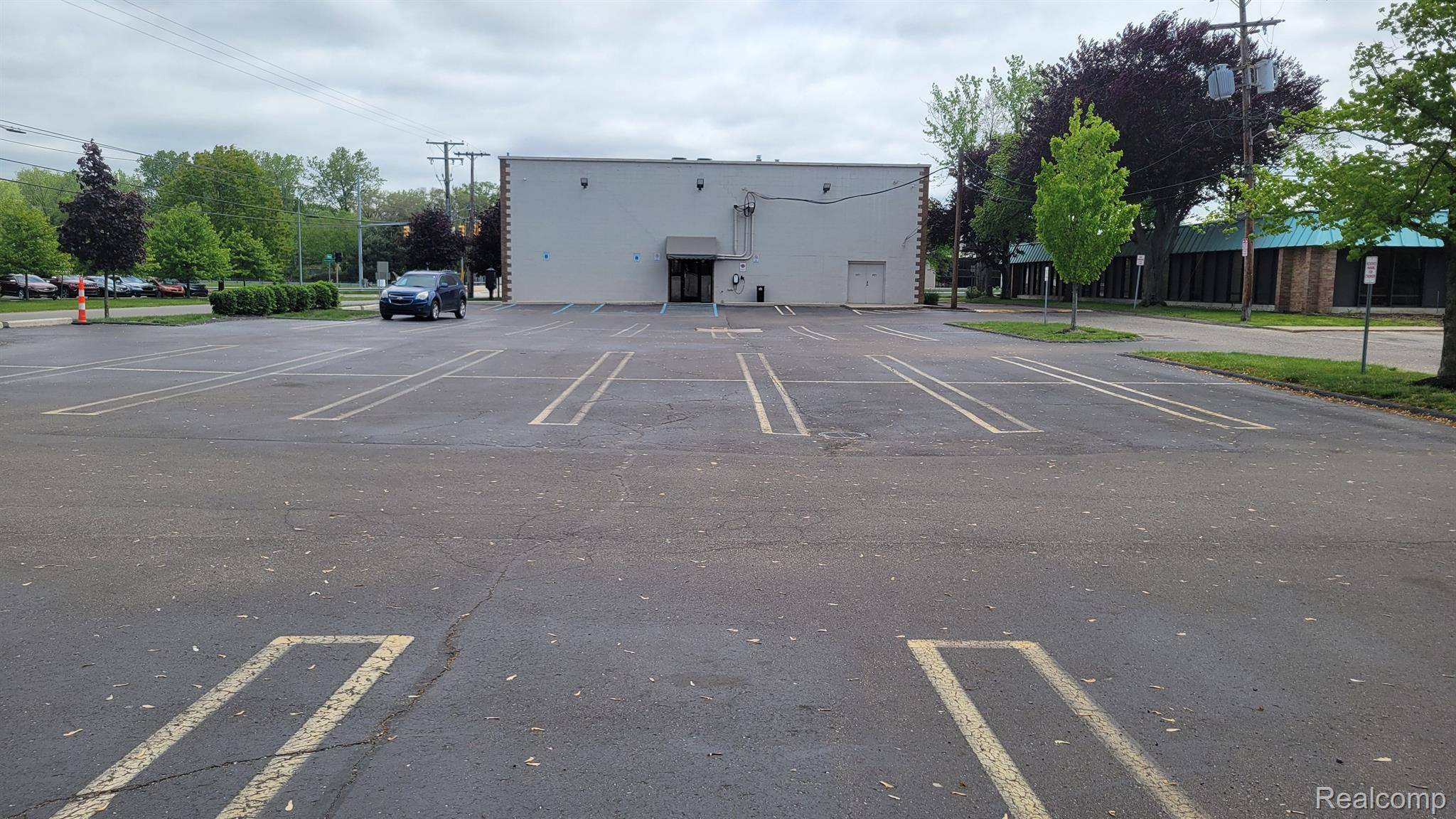 Southfield, MI 48075,23875 NORTHWESTERN HWY ##A & or #B