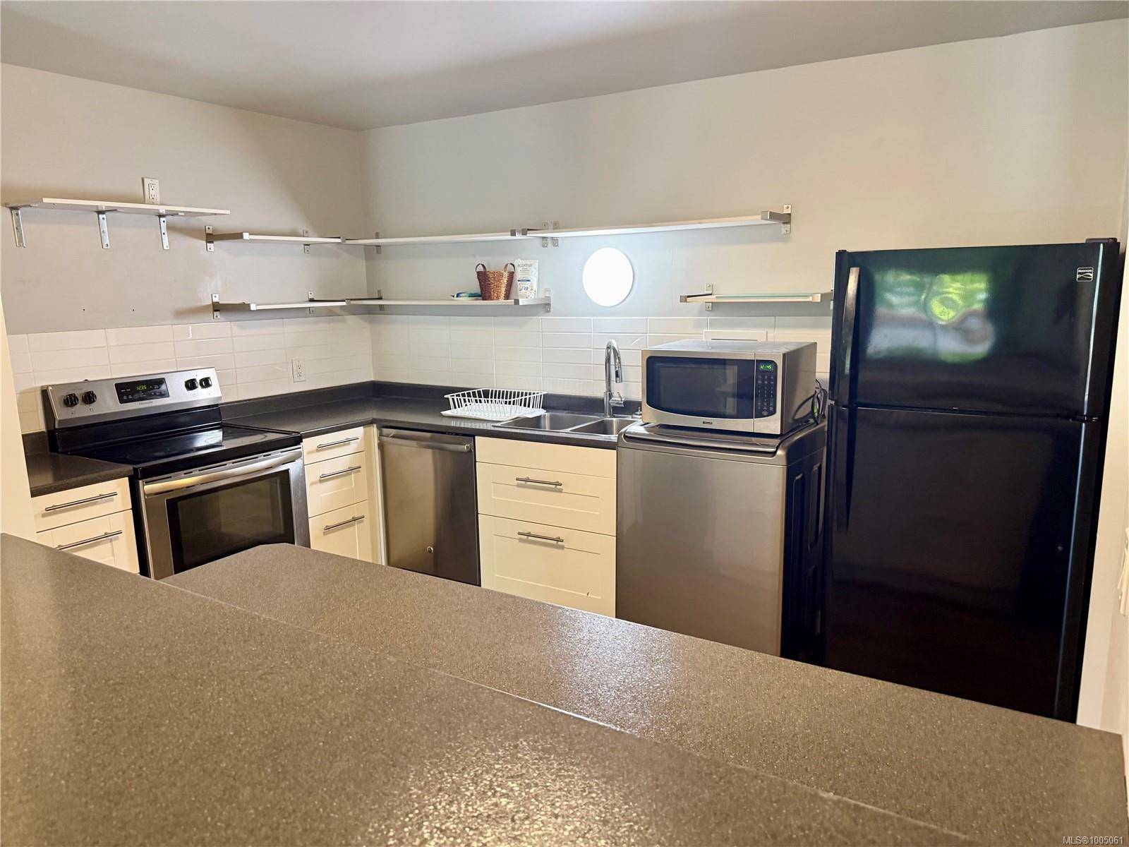 Nanaimo, BC V9T 4S9,4728 Uplands Dr #207