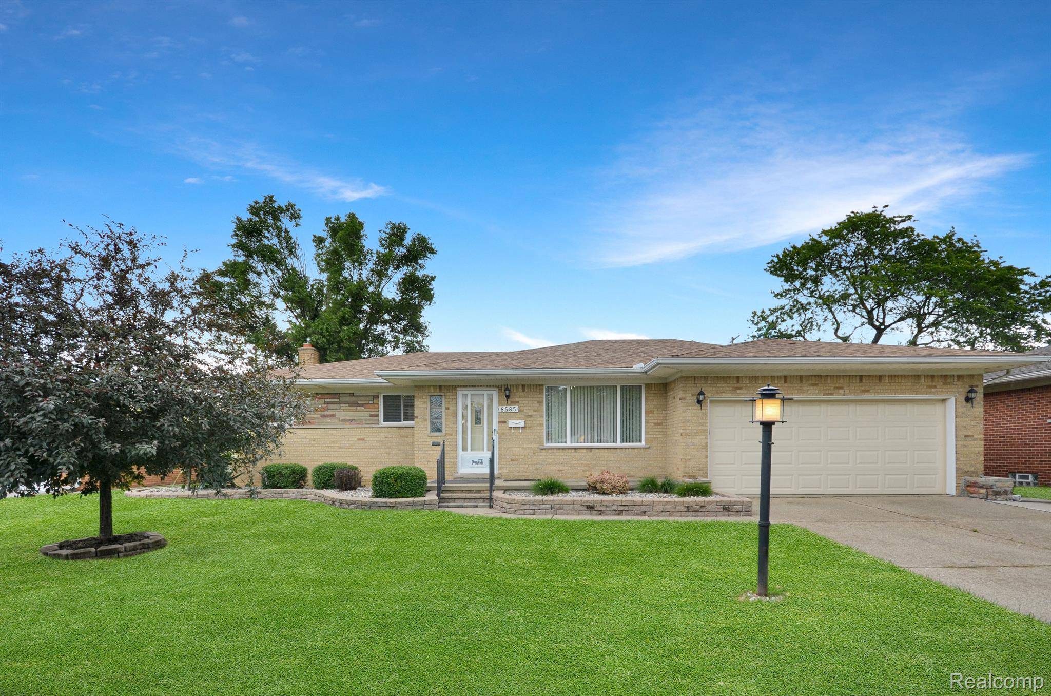 Center Line, MI 48015,8585 Helen