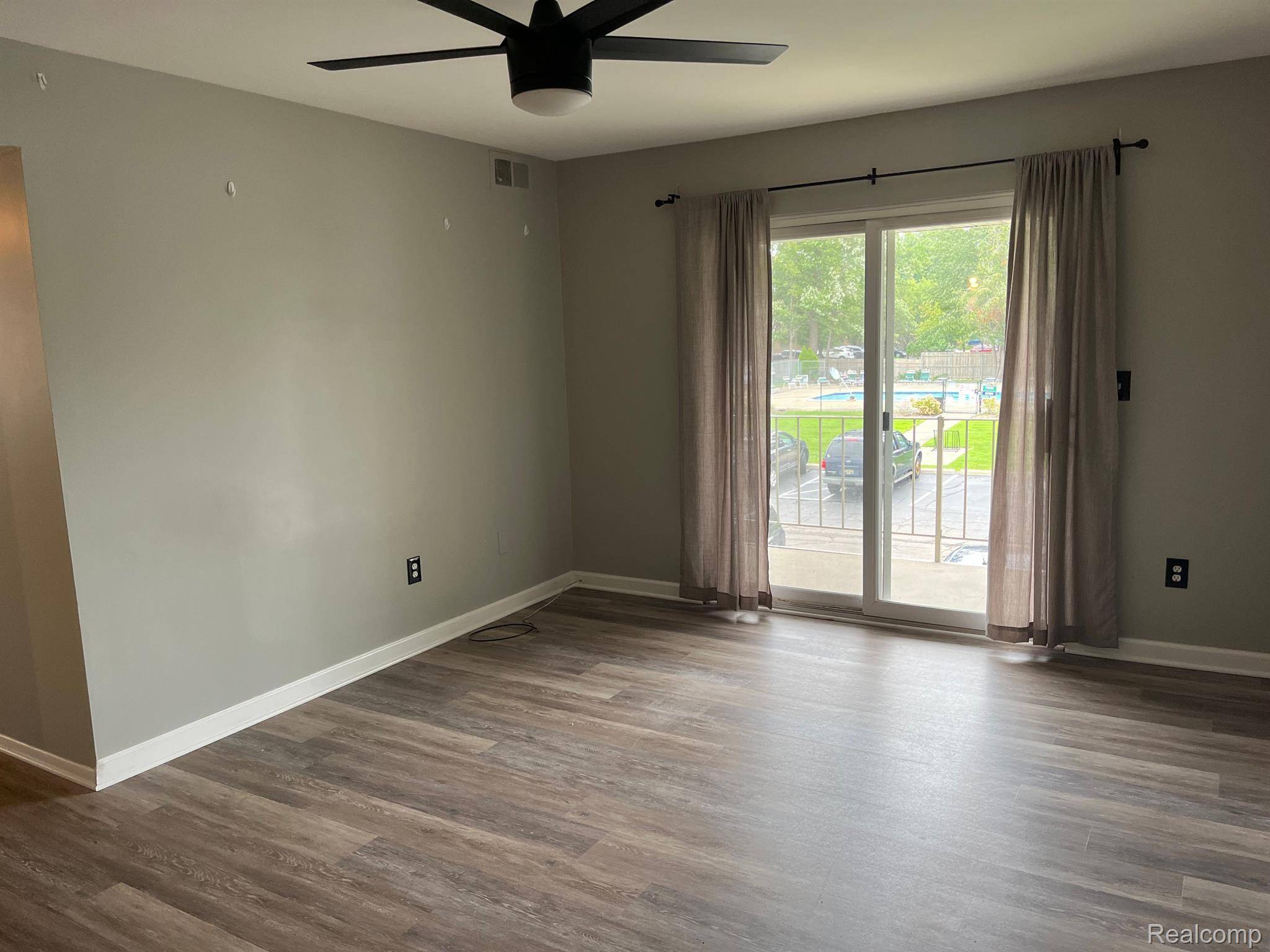 Allen Park, MI 48101,9933 ALLEN POINTE DR