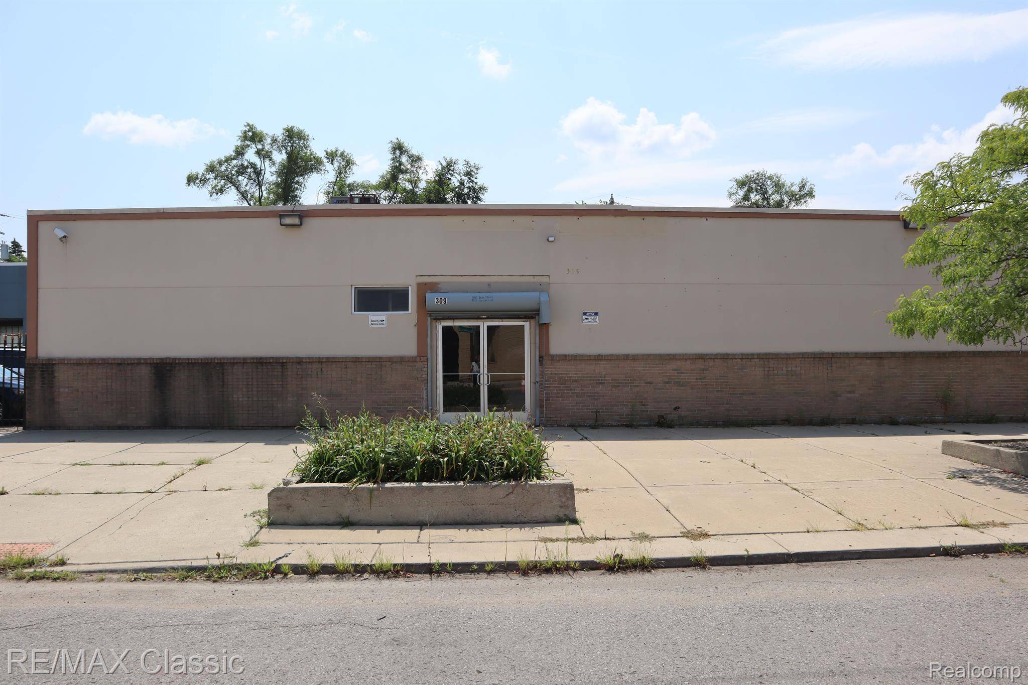 Detroit, MI 48203,309 W 7 MILE RD