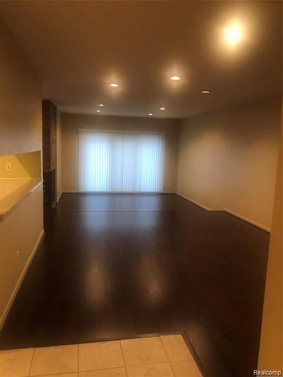 West Bloomfield, MI 48322,6912 PEBBLECREEK WOODS DR