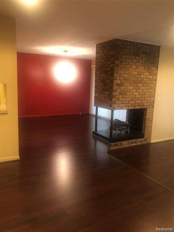 West Bloomfield, MI 48322,6912 PEBBLECREEK WOODS DR