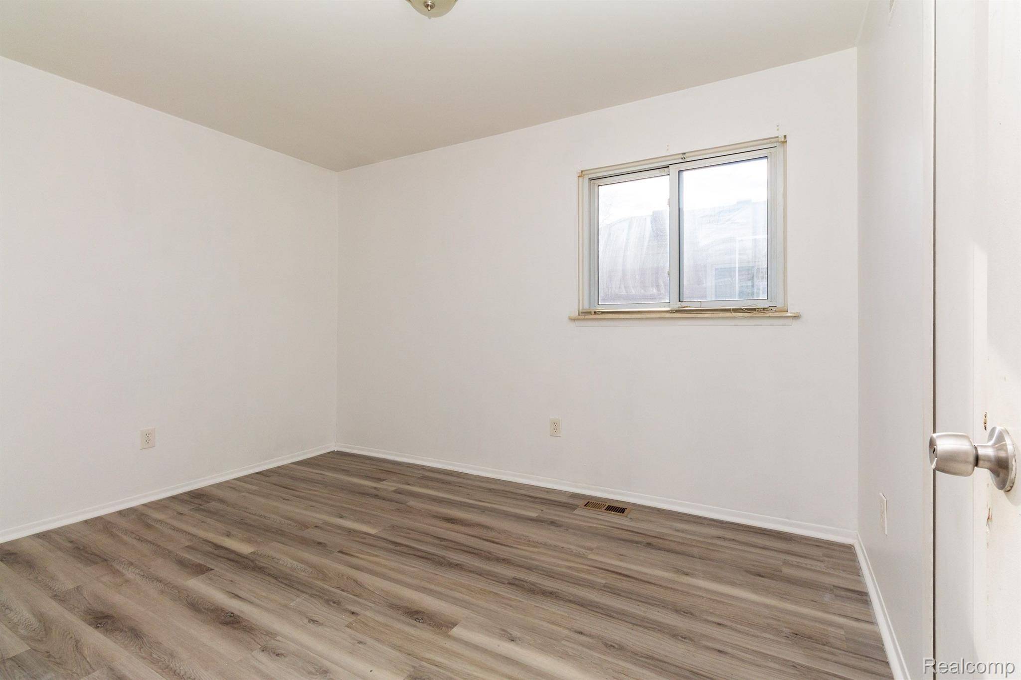 Redford, MI 48240,18644 KINLOCH ST