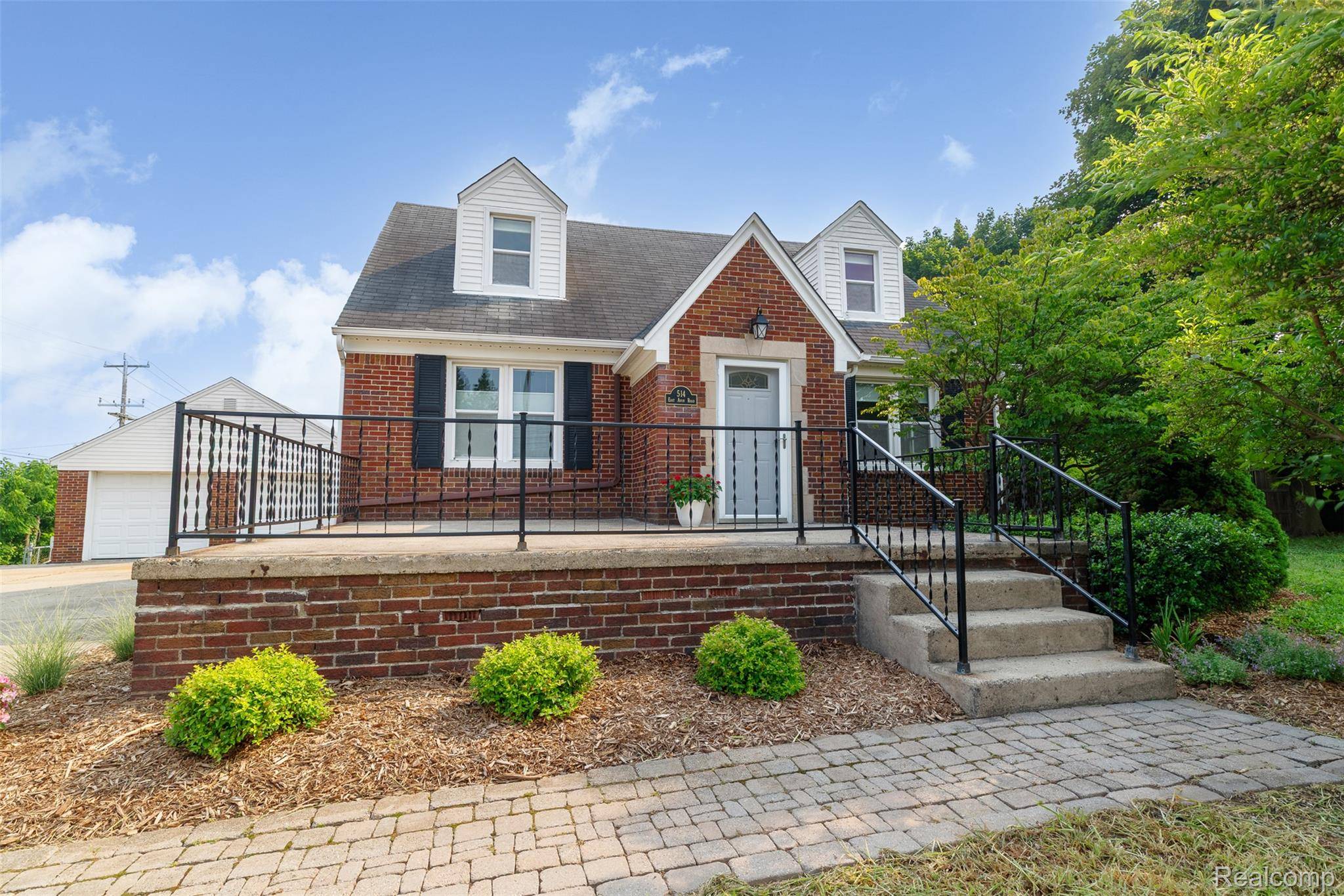 Rochester Hills, MI 48307,514 E Avon RD