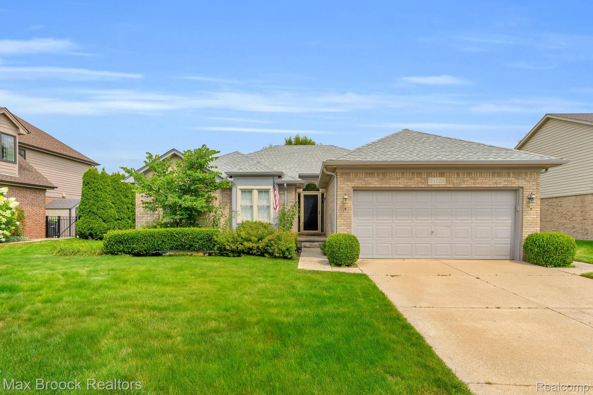 Macomb, MI 48044,21125 Forest Villa DR