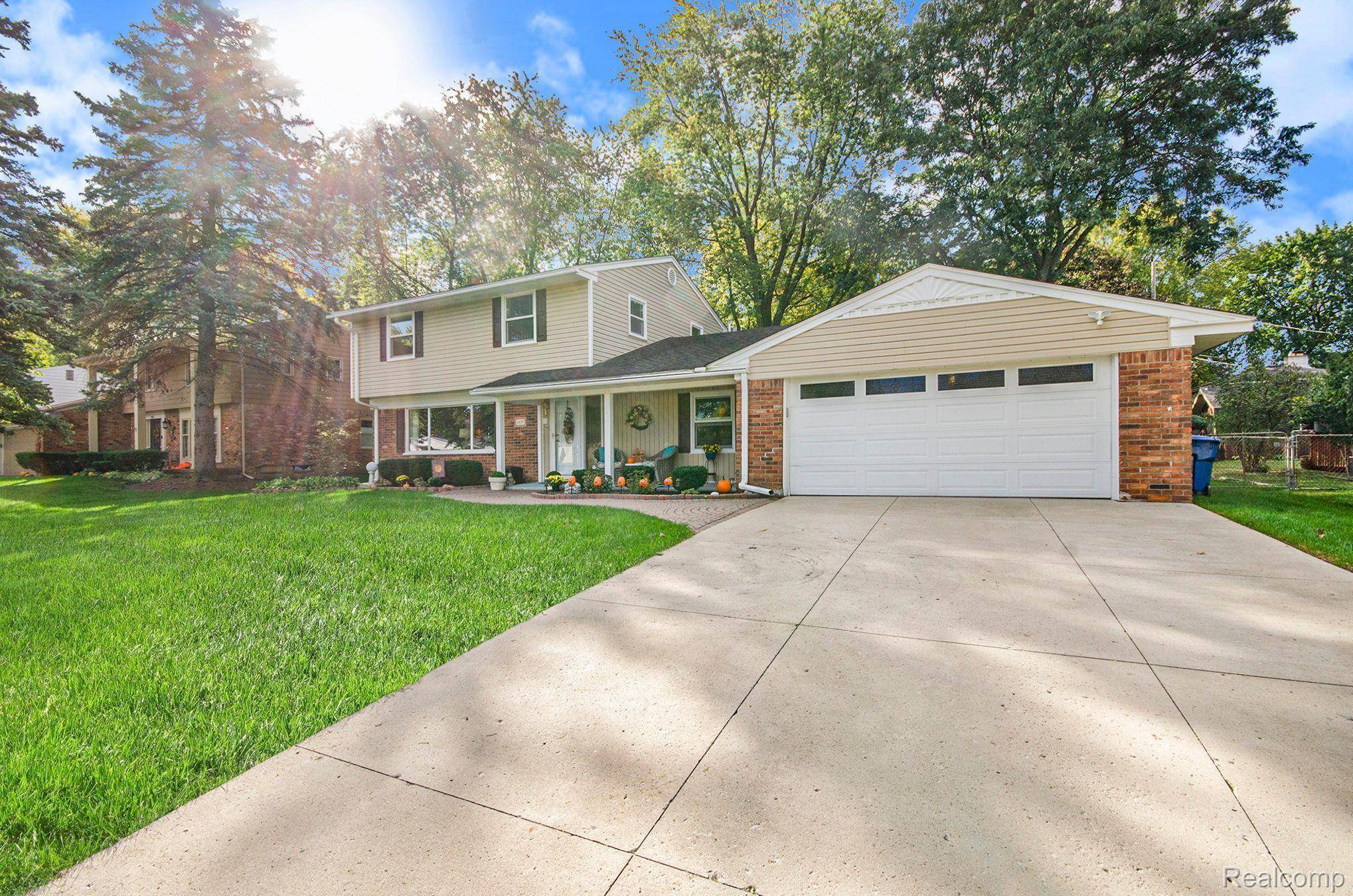 Waterford, MI 48329,3679 LORENA DR