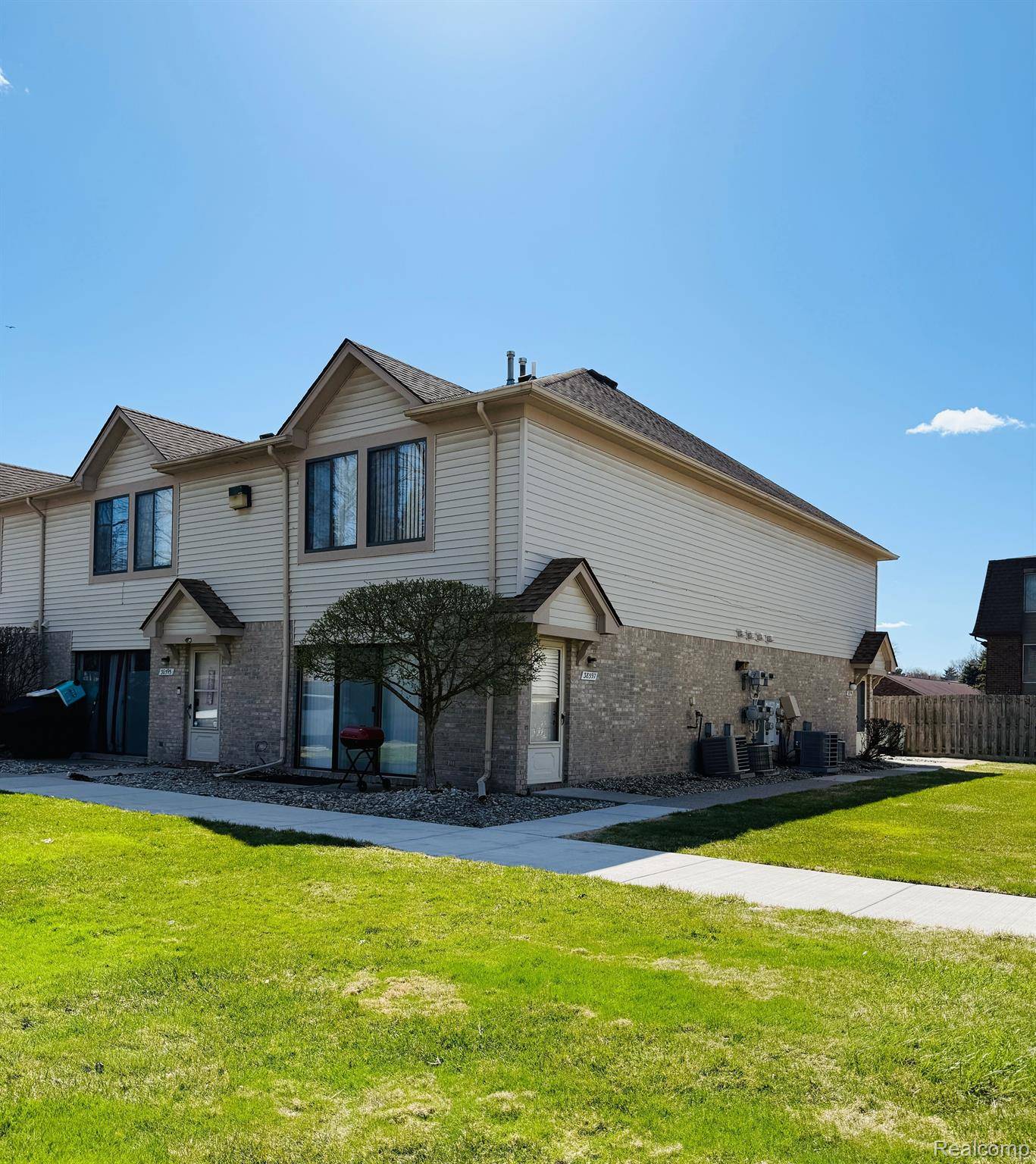 Clinton Township, MI 48036,38597 WELLINGTON DR