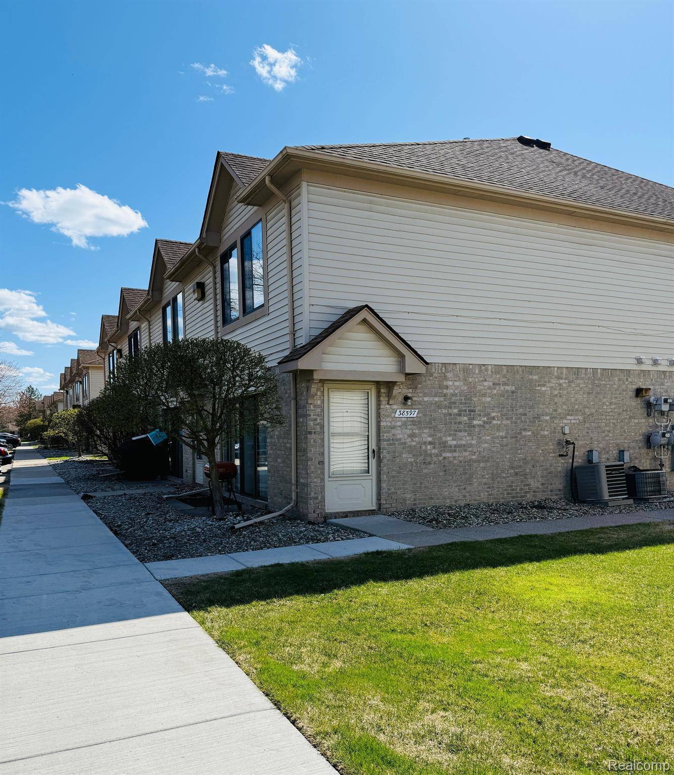 Clinton Township, MI 48036,38597 WELLINGTON DR