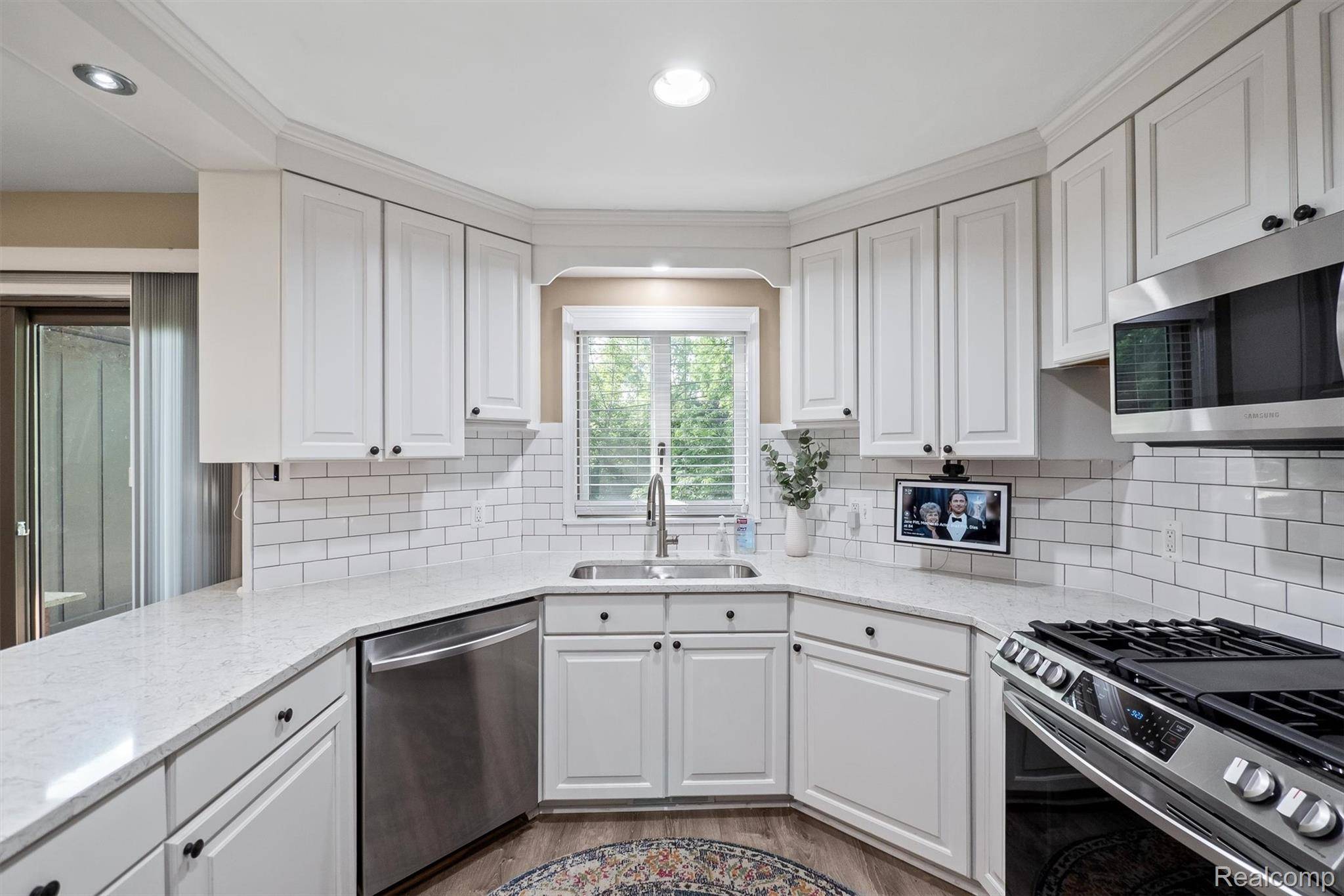 Rochester Hills, MI 48309,541 Lake Forest RD