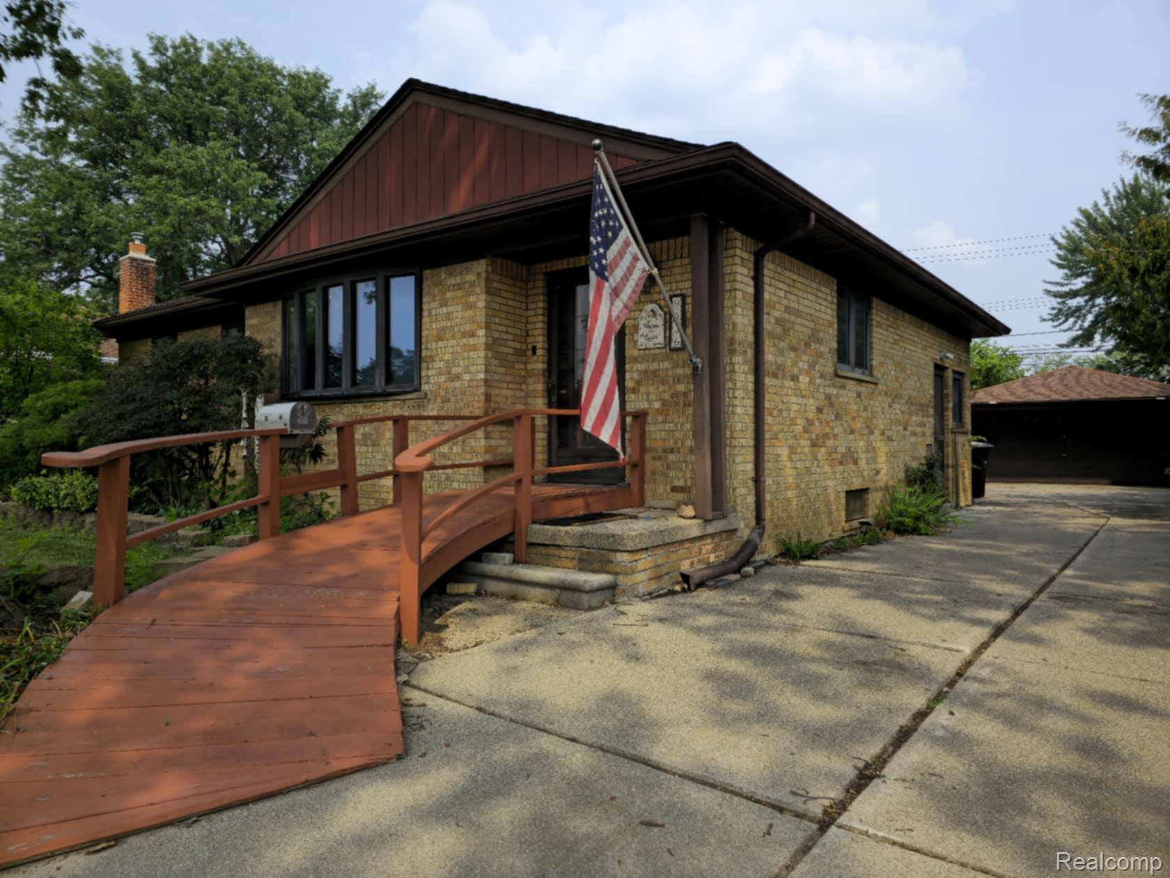 Livonia, MI 48150,9036 Merriman RD