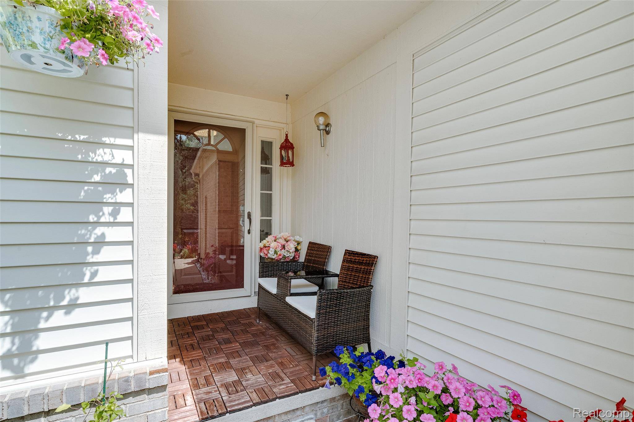 Novi, MI 48375,43730 Algonquin DR