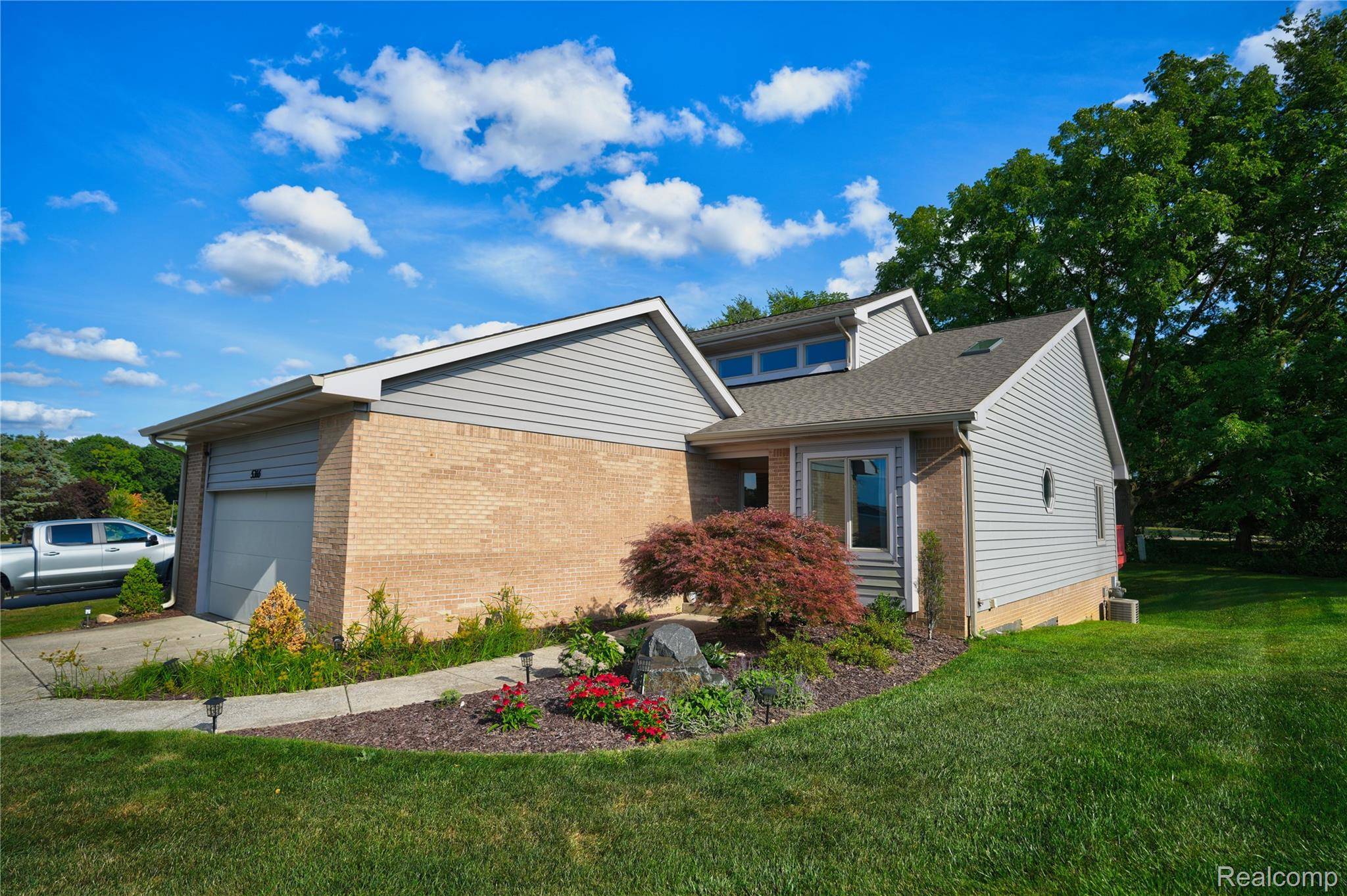 Grand Blanc, MI 48439,5366 Warwick TRL