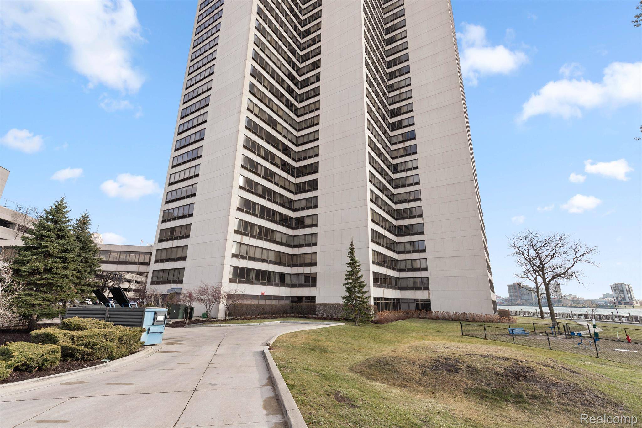 Detroit, MI 48226,1001 W JEFFERSON AVE #17H