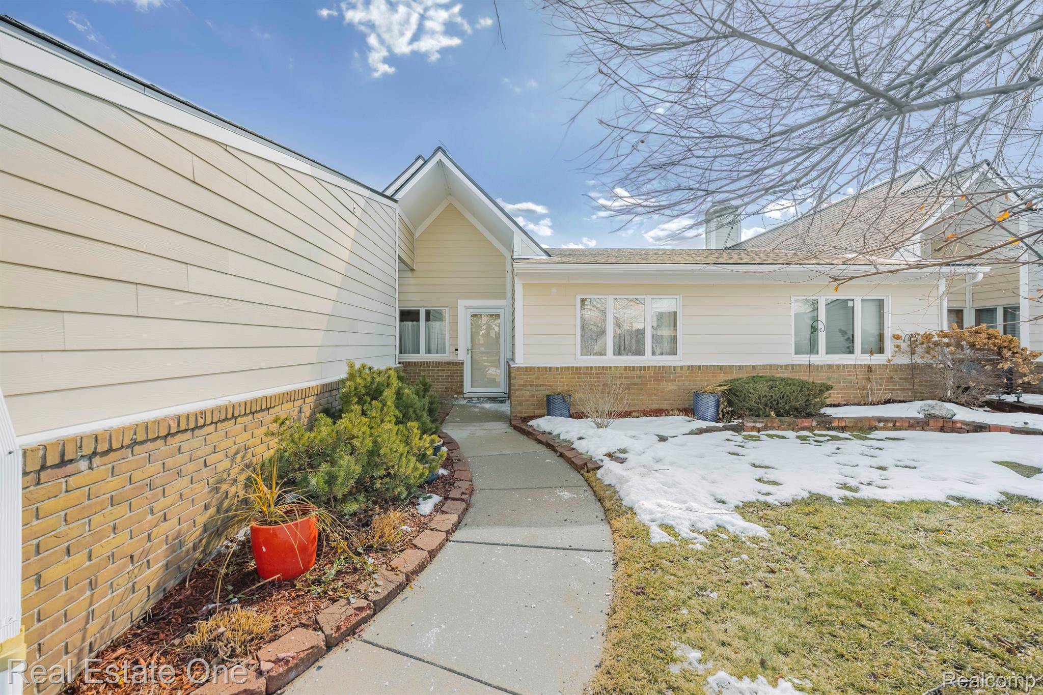 Farmington Hills, MI 48335,35295 HILLSIDE DR