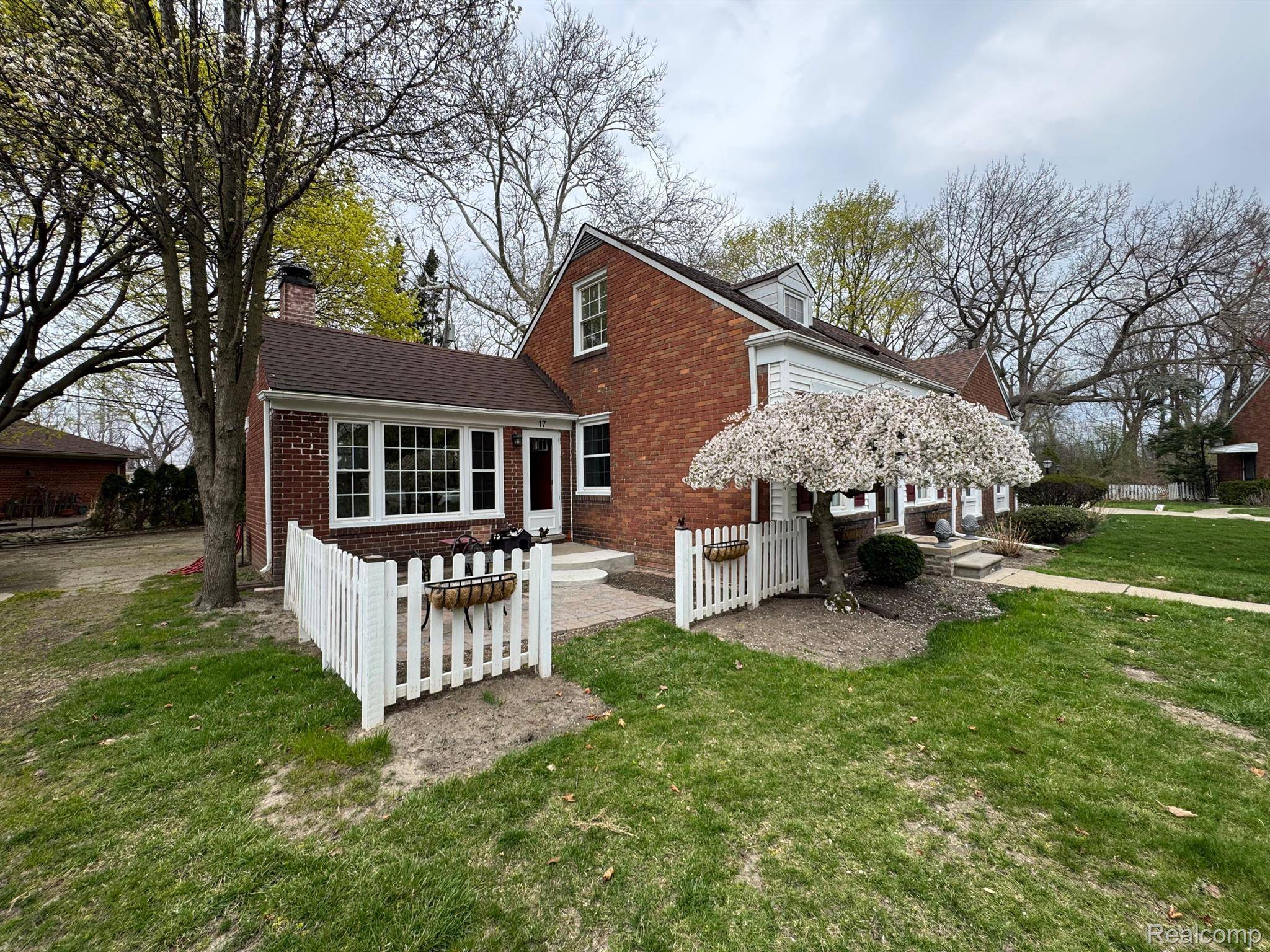 Dearborn, MI 48120,17 CARLTON LN