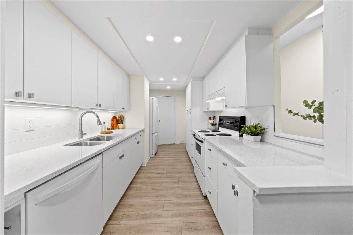 Manor Park - Cardinal Glen And Area, ON K1K 4C5,555 Brittany DR #610