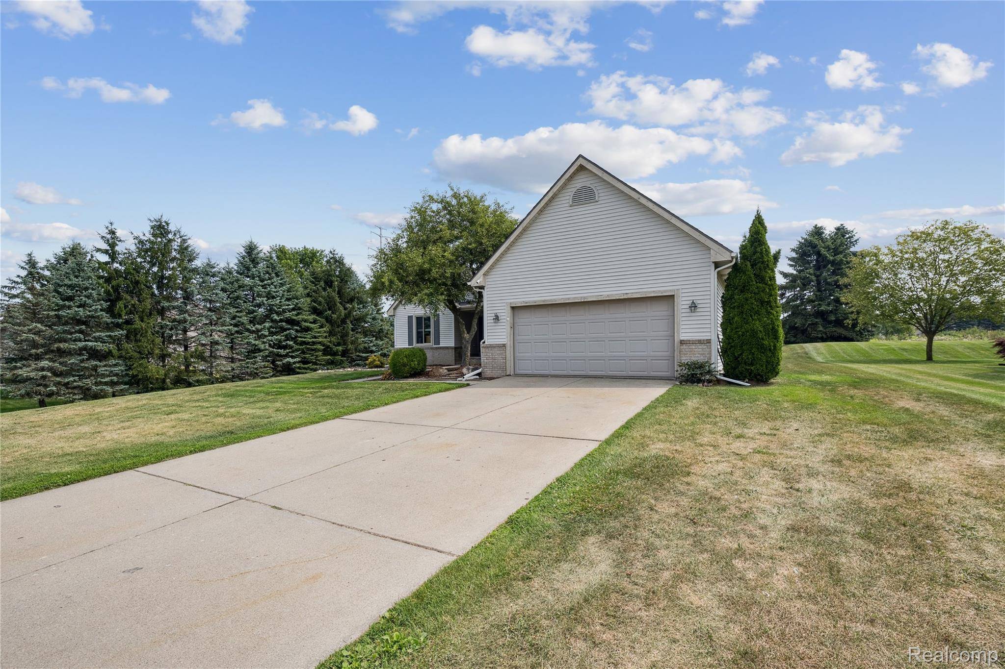 Howell, MI 48843,493 Cloverview LN