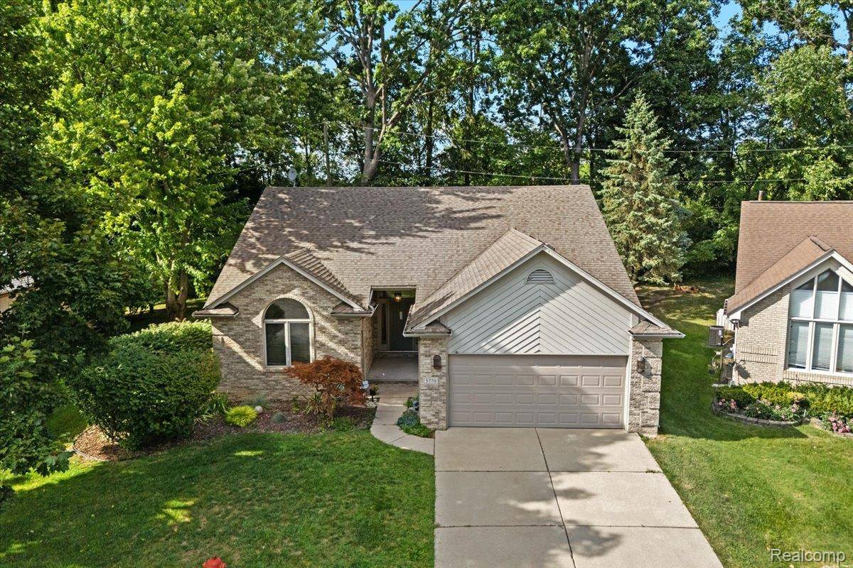 West Bloomfield, MI 48324,5770 Point Of The Woods DR