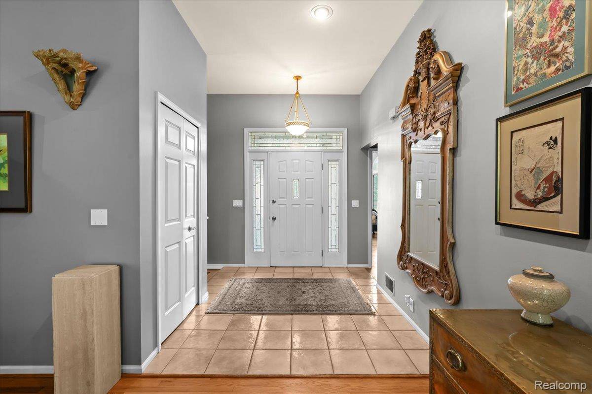 West Bloomfield, MI 48324,5770 Point Of The Woods DR