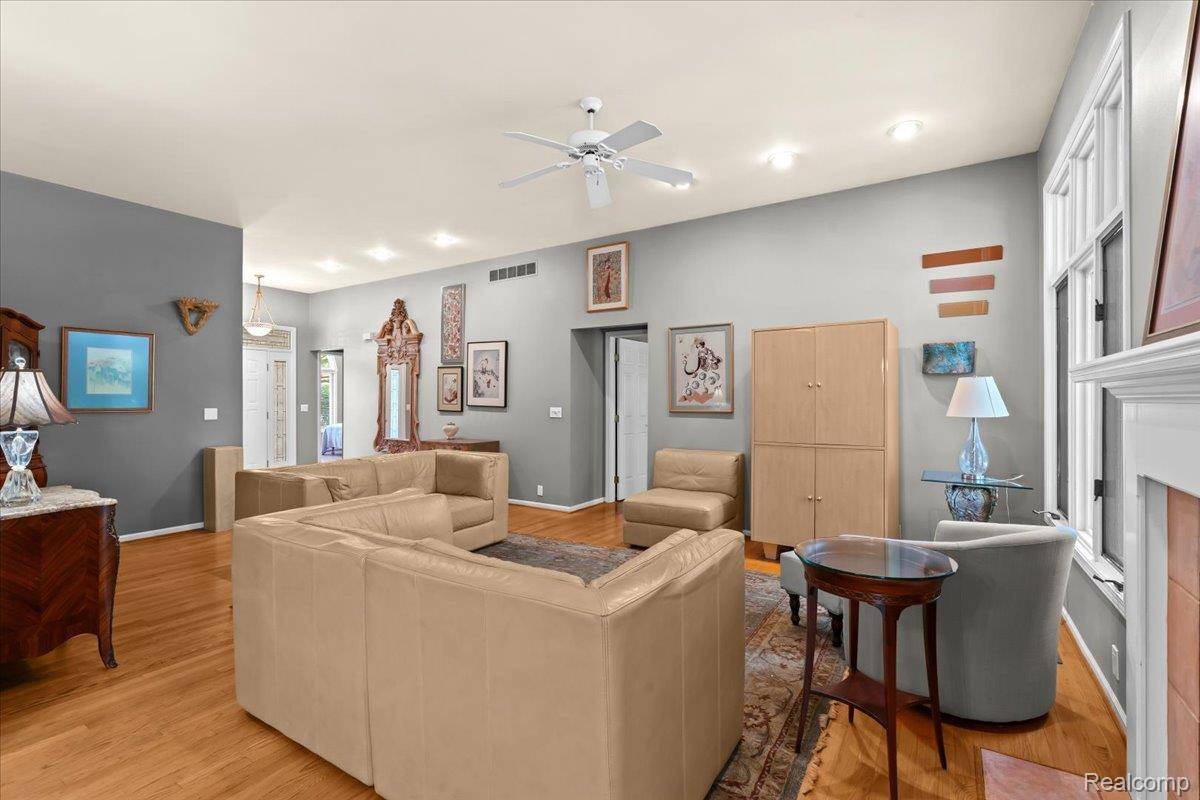 West Bloomfield, MI 48324,5770 Point Of The Woods DR