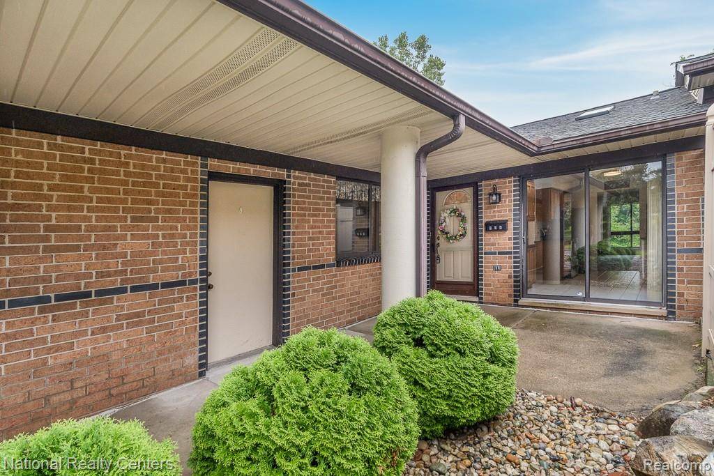 Rochester Hills, MI 48307,906 Wexford WAY #3