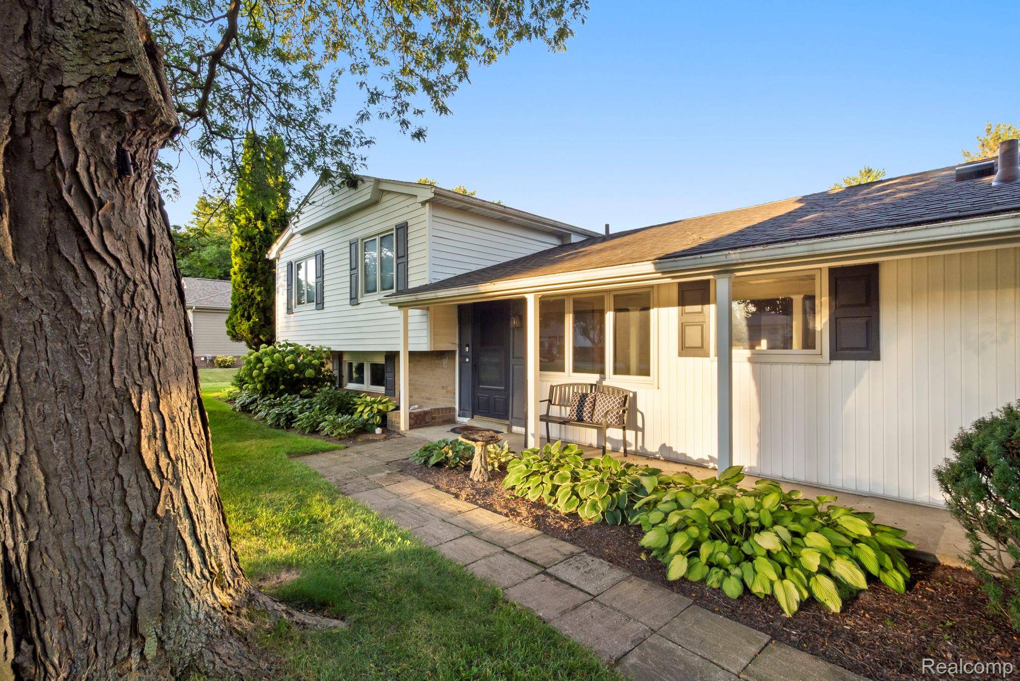 Rochester Hills, MI 48309,821 Castlebar DR