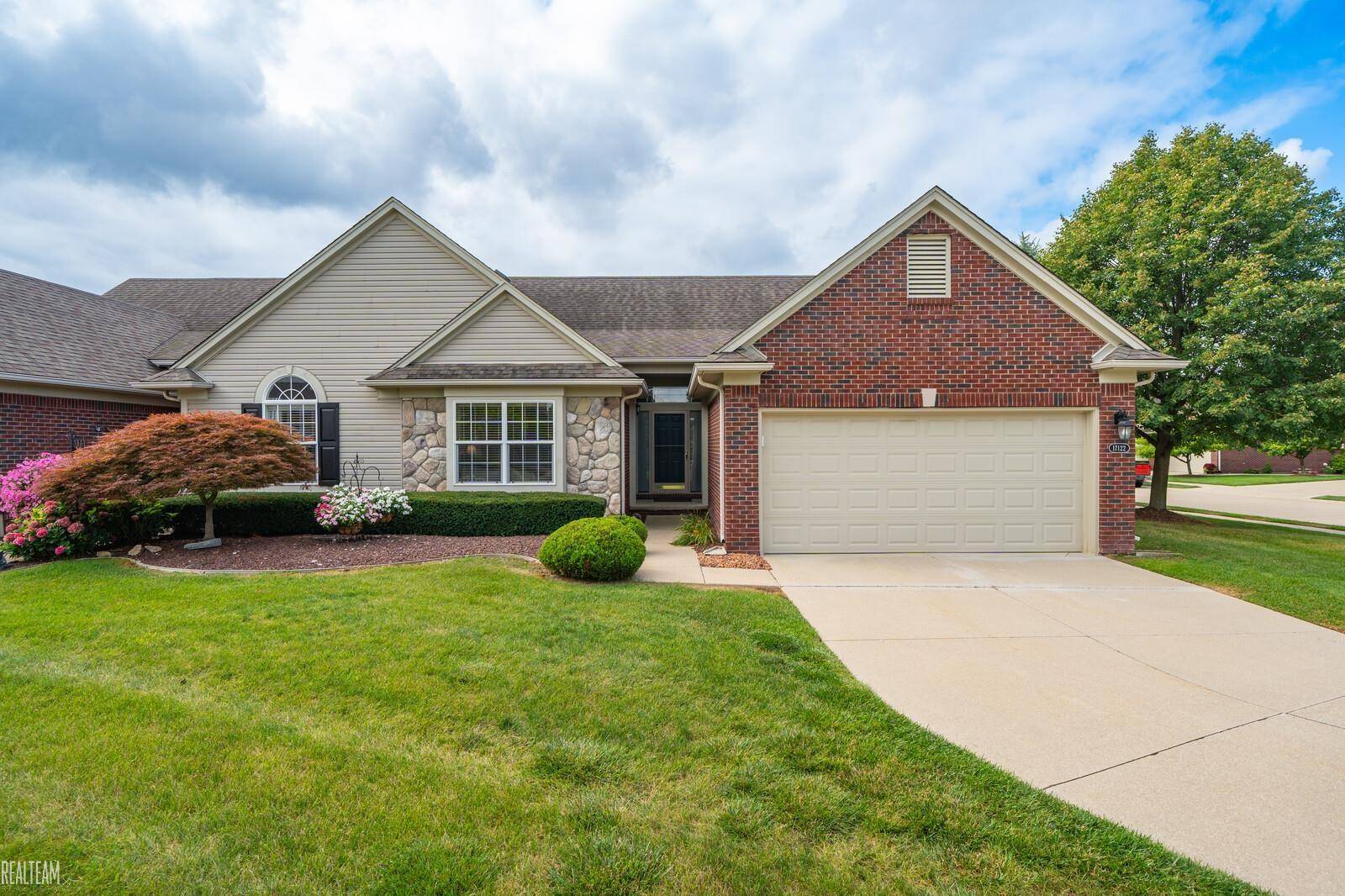 Macomb, MI 48042,17122 Garland DR