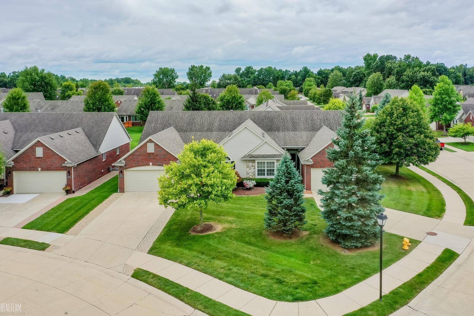 Macomb, MI 48042,17122 Garland DR