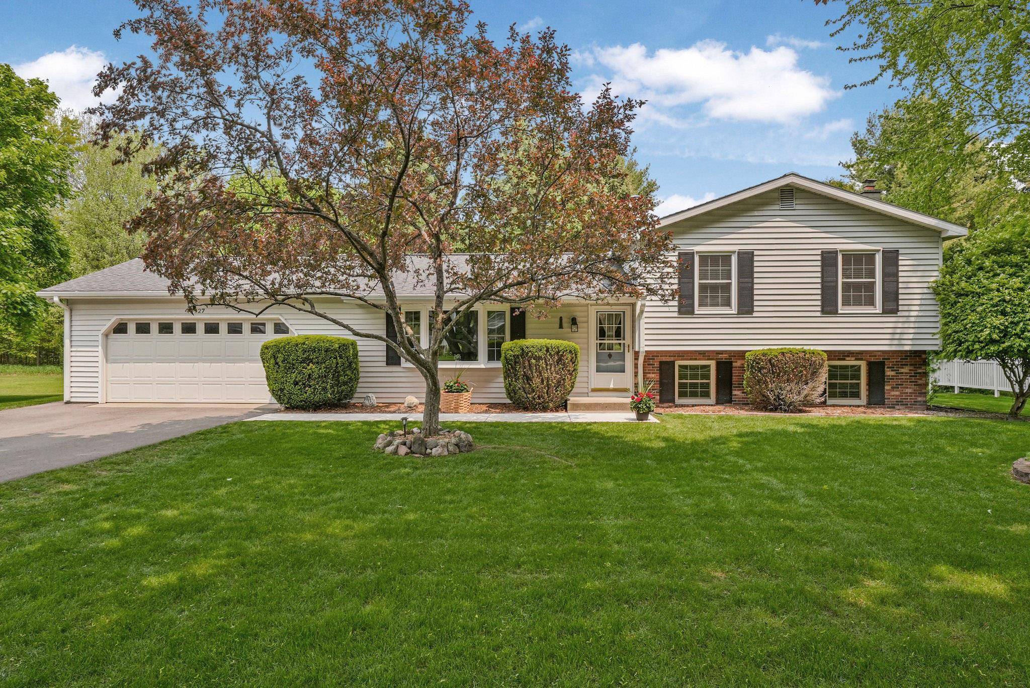 Williamsburg, MI 49690,7927 Peaceful Valley RD